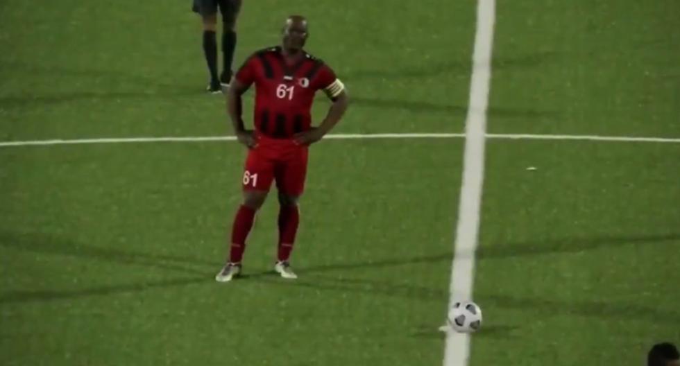 Ronnie Brunswijk regresó al vestidor y le regaló dinero a los jugadores del&nbsp;Olimpia.