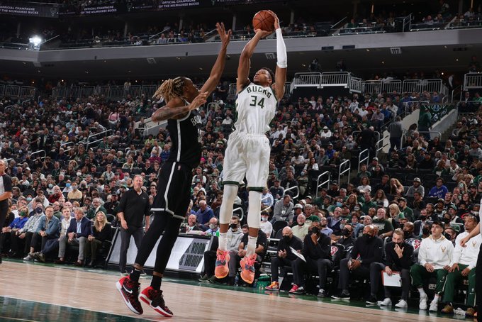 Giannis y los Bucks empiezan bien la&nbsp;temporada