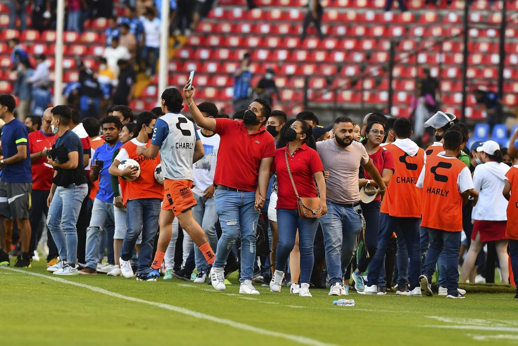 Querétaro vs Atlas, suspendido por violencia entre&nbsp;barras