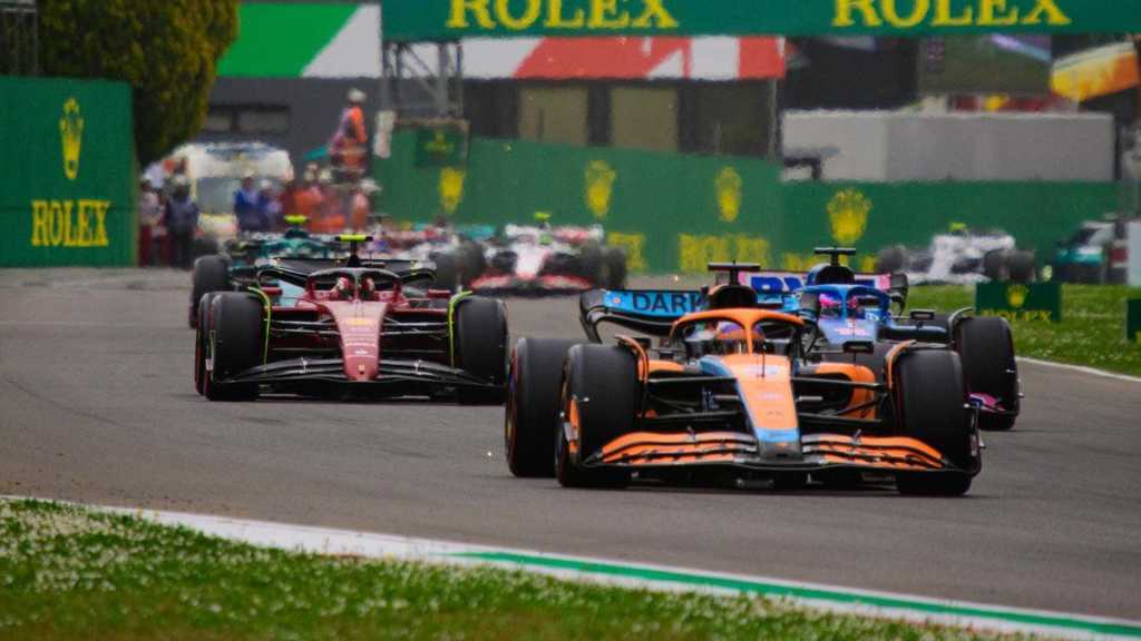 Lando Norris con un casco alusivo a la&nbsp;NBA