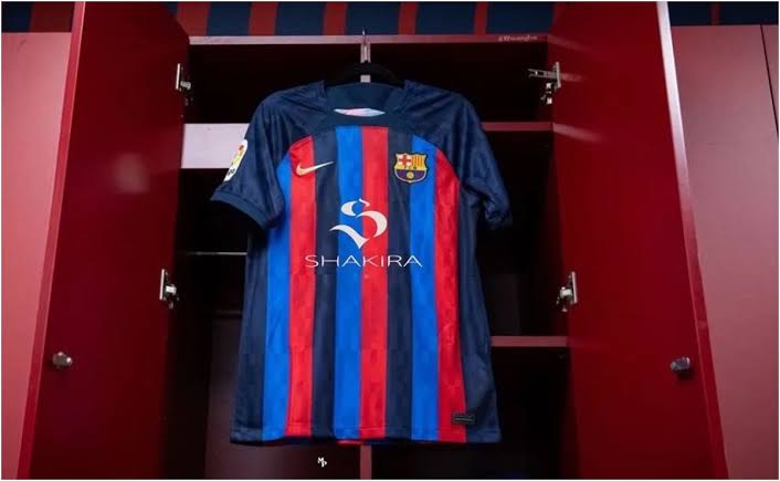 Shakira en el jersey de Fc Barcelona y Piqué en&nbsp;llamas