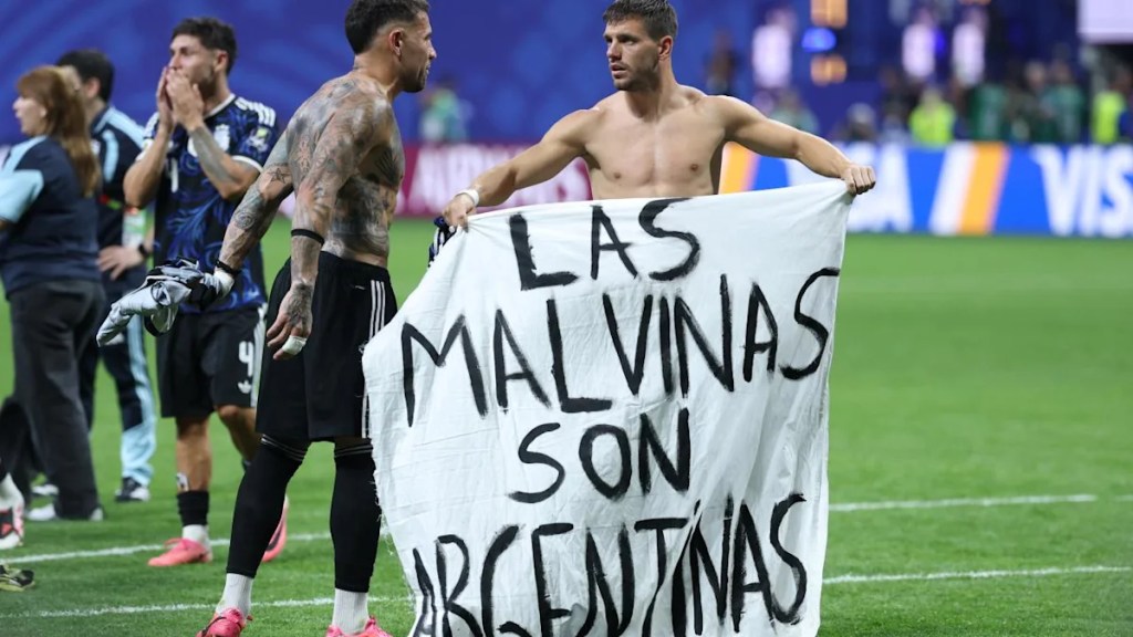 La FIFA abre investigación por la pancarta de las Islas Malvinas al terminar el Inglaterra vs&nbsp;Argentina